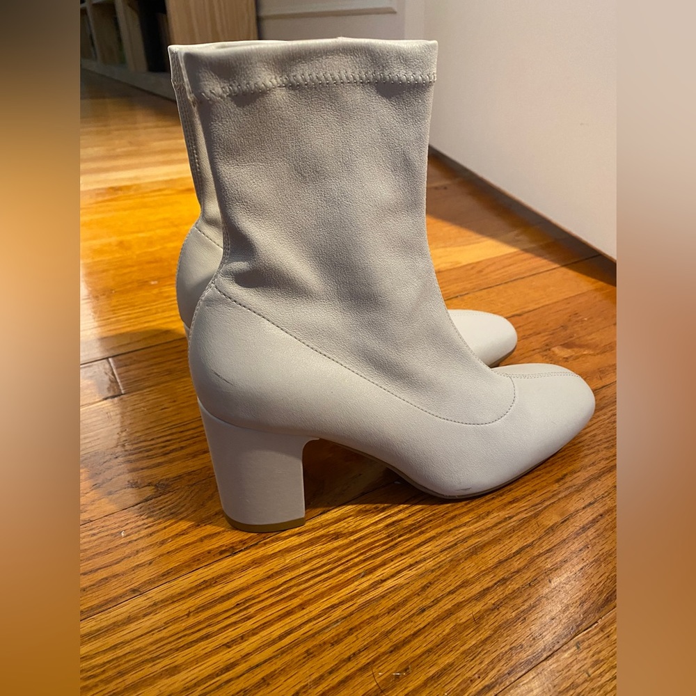 Aquatalia NEVER WORN off white STRETCH booties